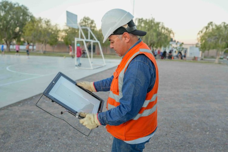Chimbas renovó la iluminación del Parque de Los Abrazos, lugar donde confluyen una media docena de barrios