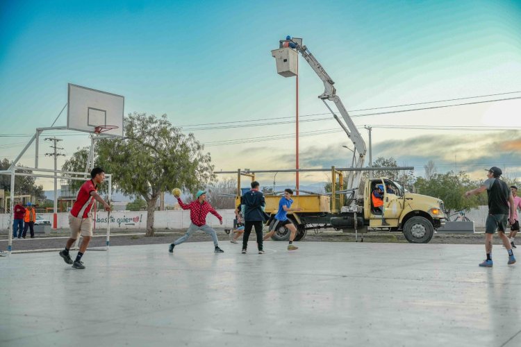 Chimbas renovó la iluminación del Parque de Los Abrazos, lugar donde confluyen una media docena de barrios