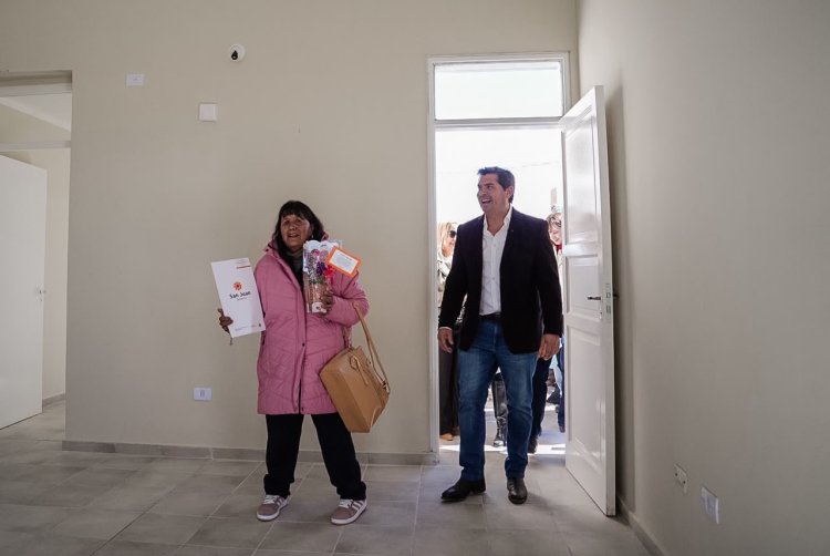 Orrego entregó viviendas y computadoras en Jáchal y realizó anuncio de obras
