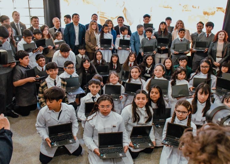 Espejo acompañó la entrega de computadoras en la escuela EPET y destacó la importancia de la conectividad educativa