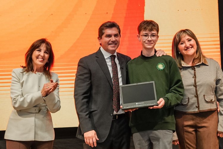Orrego encabezó la entrega de computadoras para estudiantes de secundarias estatales de Capital