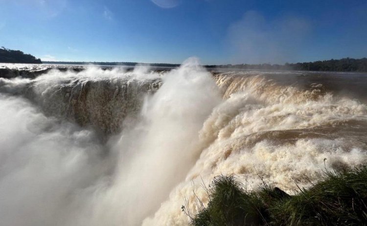 Cerraron la Garganta del Diablo en las Cataratas del Iguazú en medio de un alerta por crecida del río