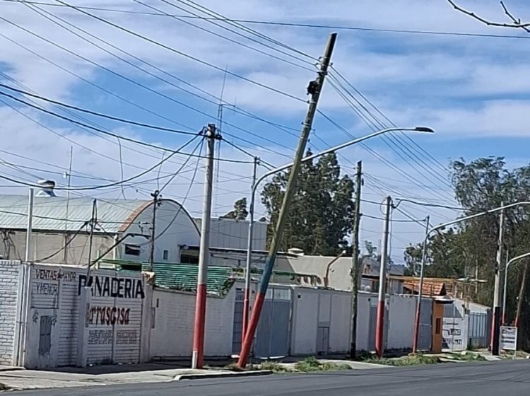Chimbas interviene ante los reclamos de los vecinos por postes en riesgo que pertenecen a empresas de servicios