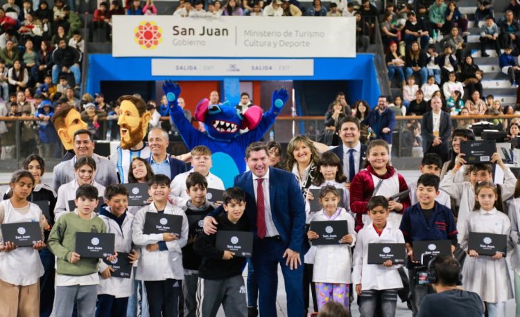 El gobernador Orrego  entrego netbook a todos los estudiantes de 5to grado de Rawson