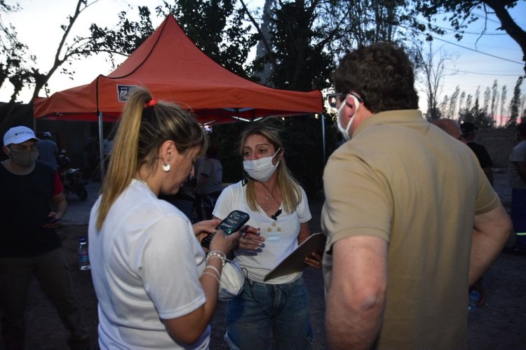 Asisten a las familias afectadas por los incendios