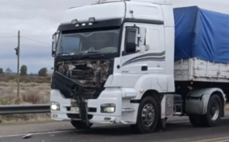 Tragedia en la Ruta 20: murió un motociclista tras ser embestido por un camión