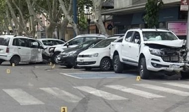 Violento choque en Capital: un conductor salió despedido y terminó debajo de un auto
