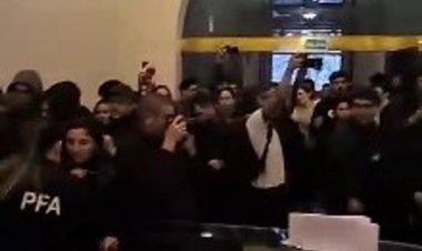 Estudiantes tomaron el hall del Palacio Sarmiento para reclamar por el financiamiento universitario
