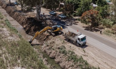 Limpian drenes y desagües en San Martín y 25 de Mayo para ordenar el paso del agua