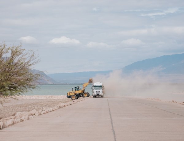 El Dique Ullum se prepara para el verano: avanza la limpieza del perilago en el Embarcadero