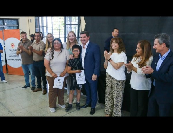 Orrego entregó  casi 400 anteojos en Pocito para fortalecer la salud visual