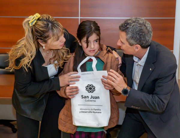 Familia entregó audífonos a personas con dificultades auditivas