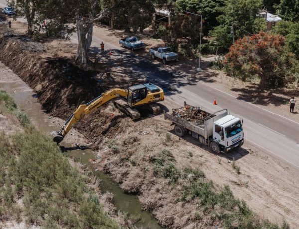 Limpian drenes y desagües en San Martín y 25 de Mayo para ordenar el paso del agua