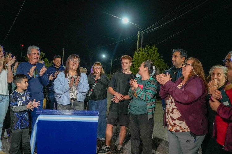 Loteo Nazareno: Daniela Rodríguez inauguró luminaria LED y anunció la construcción de una plaza para los niños del barrio