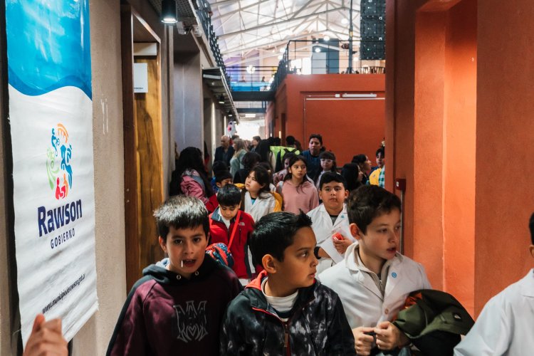 Rawson cerró la primera jornada de la Feria del Libro y prepara un sábado cargado de cultura y grandes shows