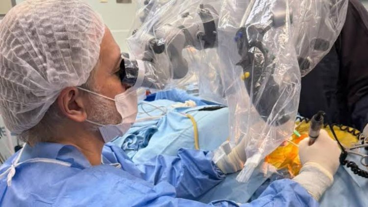 Se realizó la primera cirugía bilateral de conducción ósea en Argentina