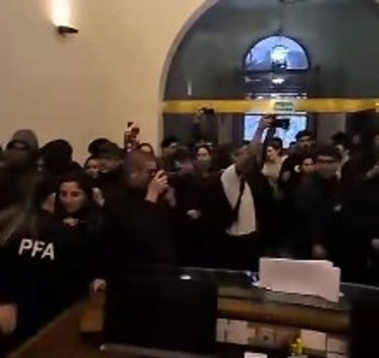 Estudiantes tomaron el hall del Palacio Sarmiento para reclamar por el financiamiento universitario