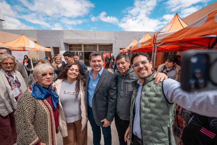Orrego recorrió San Juan Cerca en Rawson, con servicios y trámites para las familias