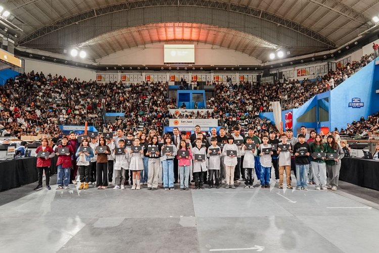 El gobernador Orrego entregó casi 1.400 computadoras a estudiantes de tres departamentos