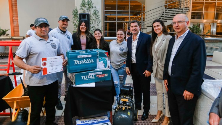 Apoyo a emprendedores: Orrego entregó insumos y certificados del programa ATP