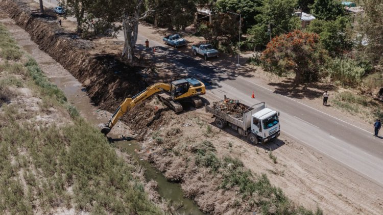 Limpian drenes y desagües en San Martín y 25 de Mayo para ordenar el paso del agua