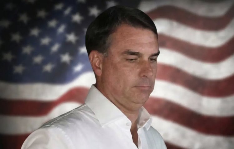 Flávio Bolsonaro salió desde Puerto Iguazú rumbo a Estados Unidos en un avión privado